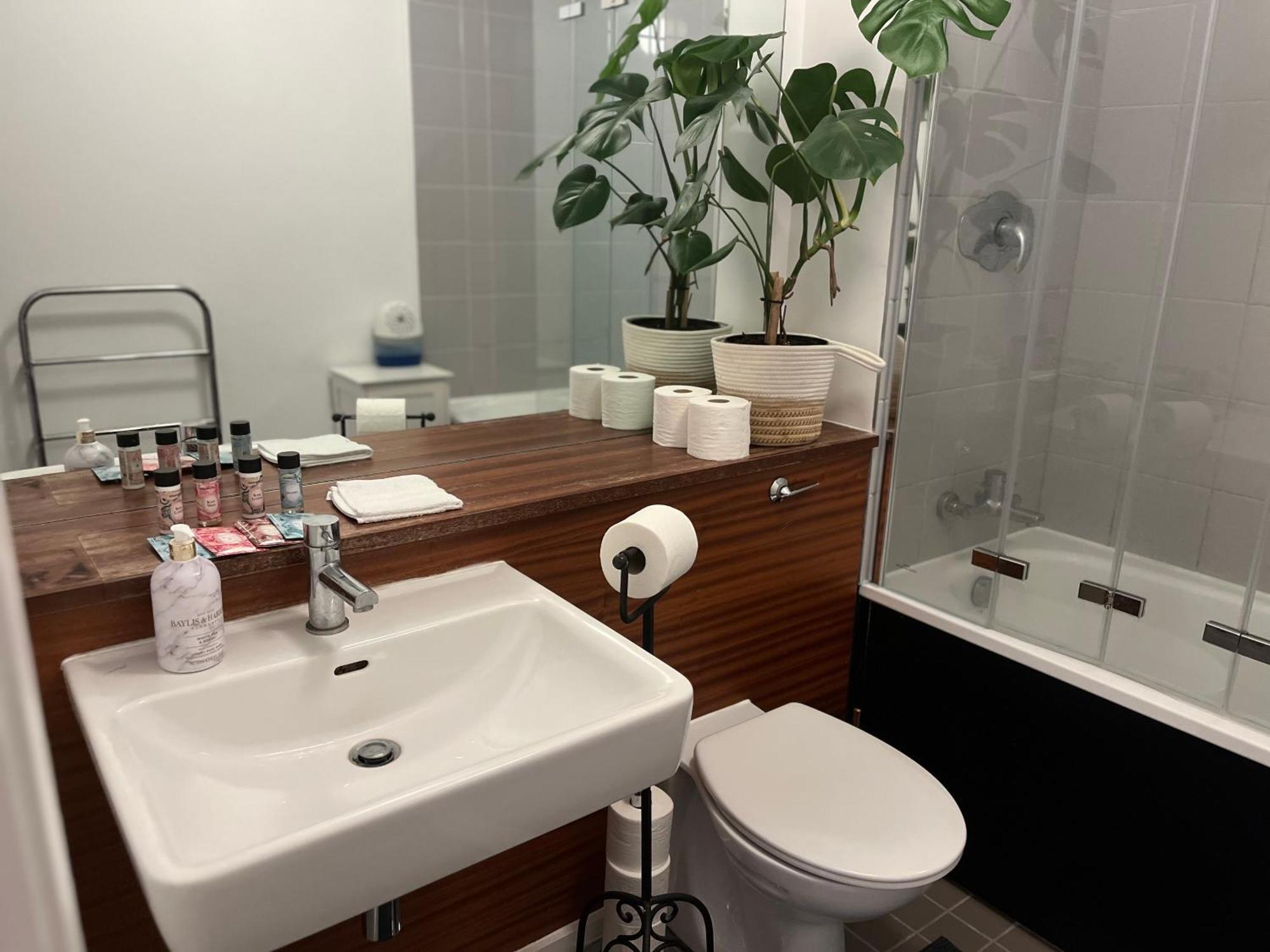 The Room King Size Bed And Private Bathroom Дъблин Екстериор снимка